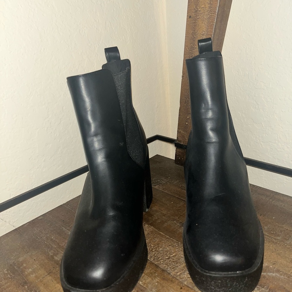 Black Women's Chelsea Boots